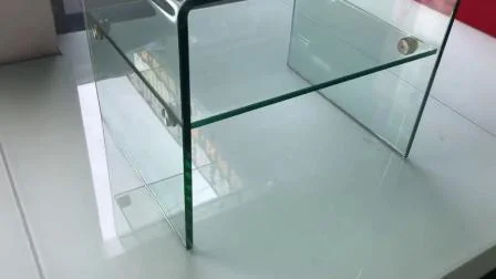 Mesa lateral de vidro curvo elegante e limpa